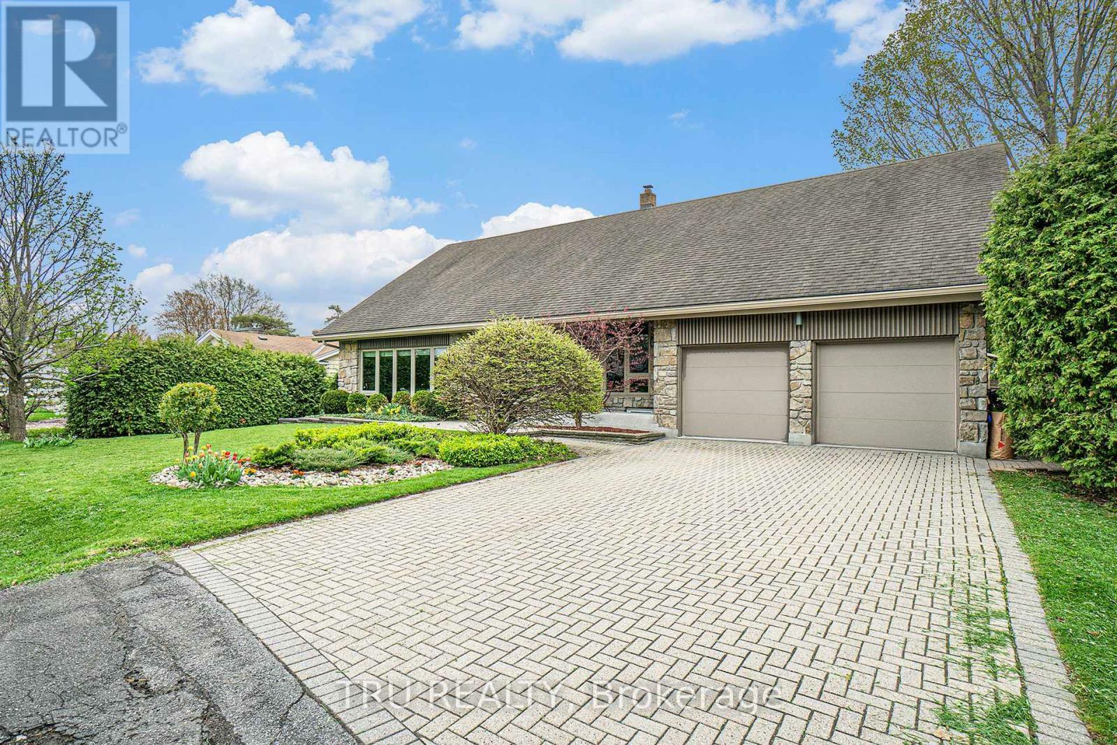Photo de la propriété: 2302 Fox Crescent ON K2B 7K6