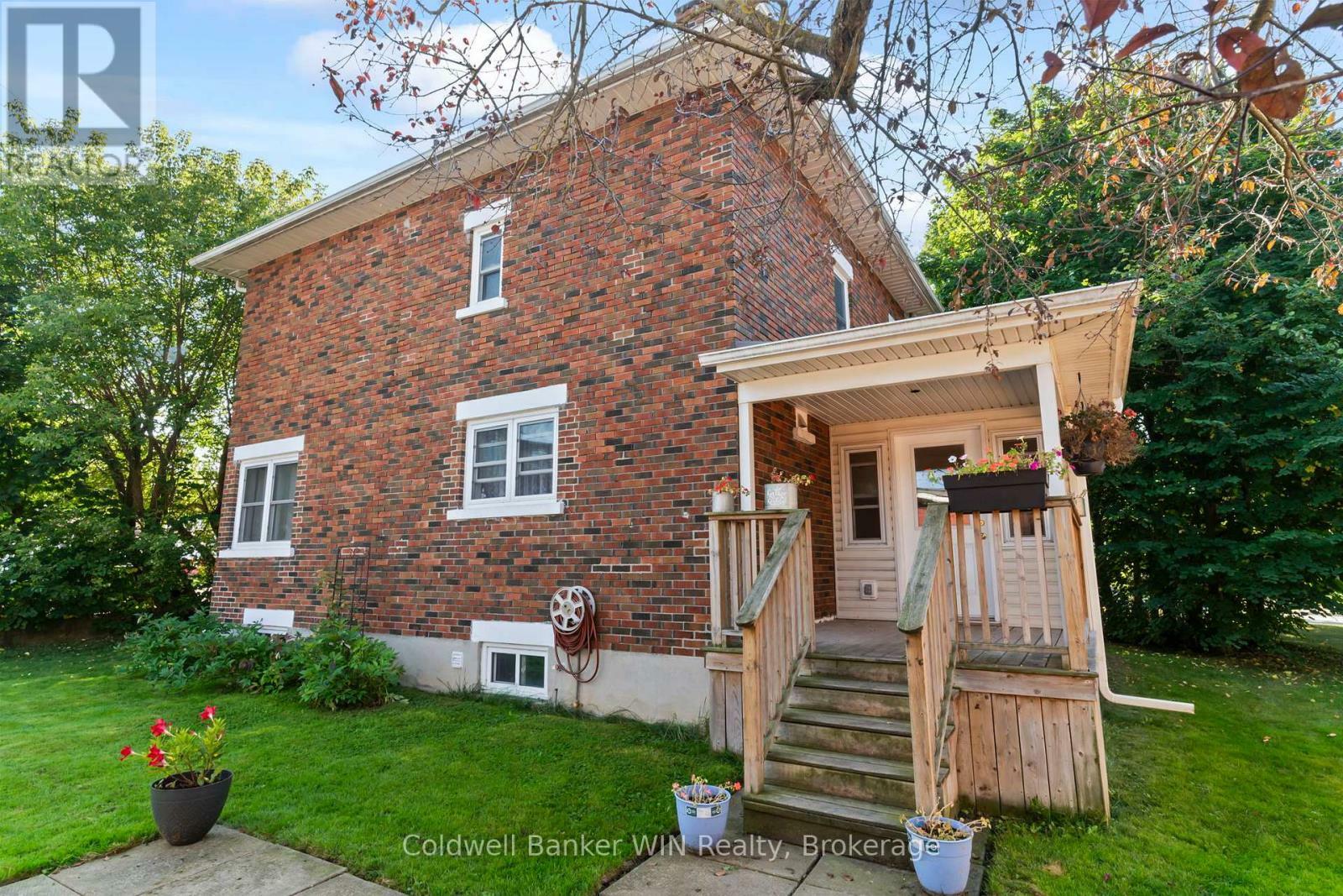 121 Queen Street West  Wellington North (Mount Forest) ON N0G 2L1 photo