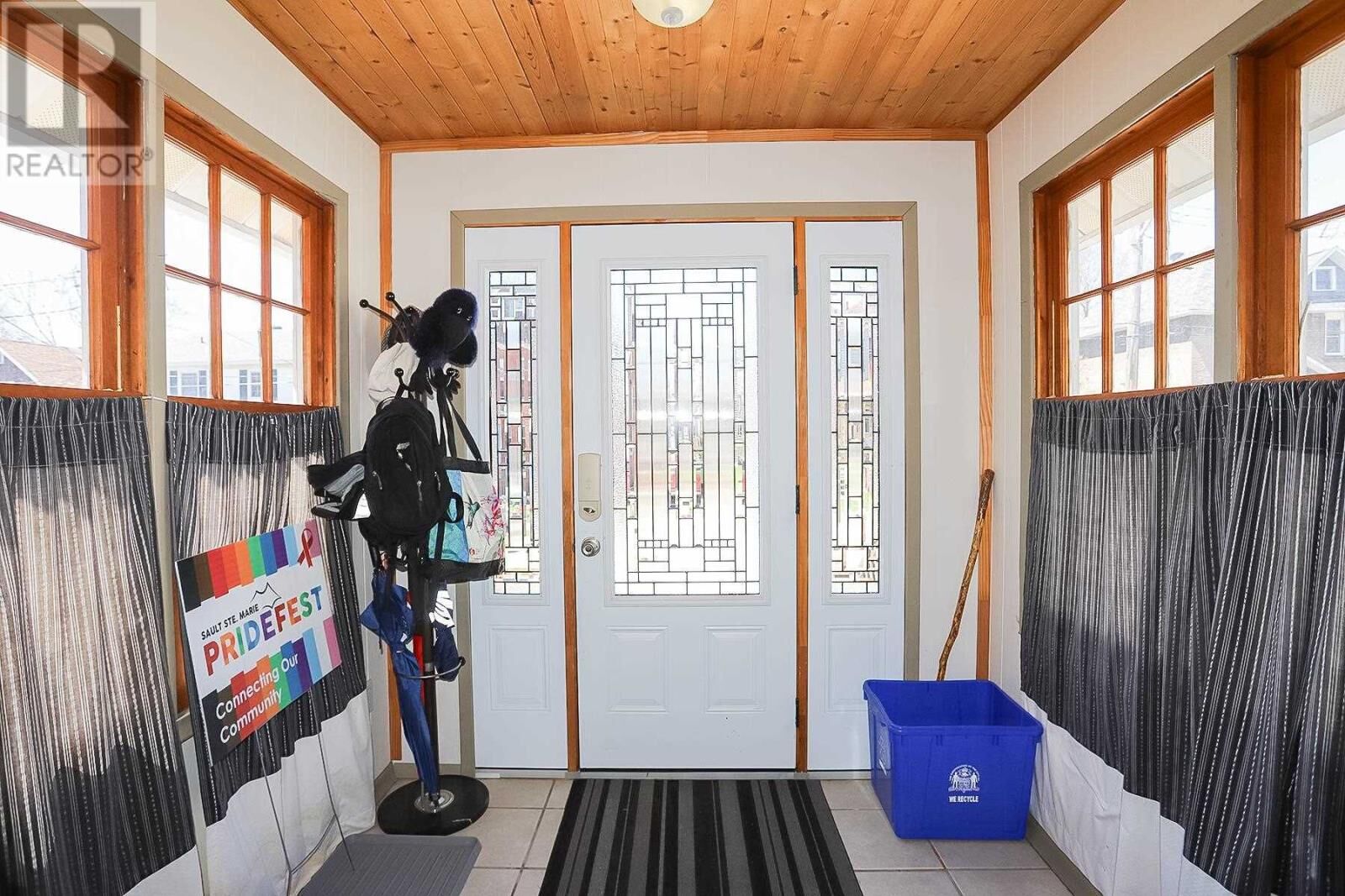 Property Photo: 142 Woodward Ave ON P6A 3T7