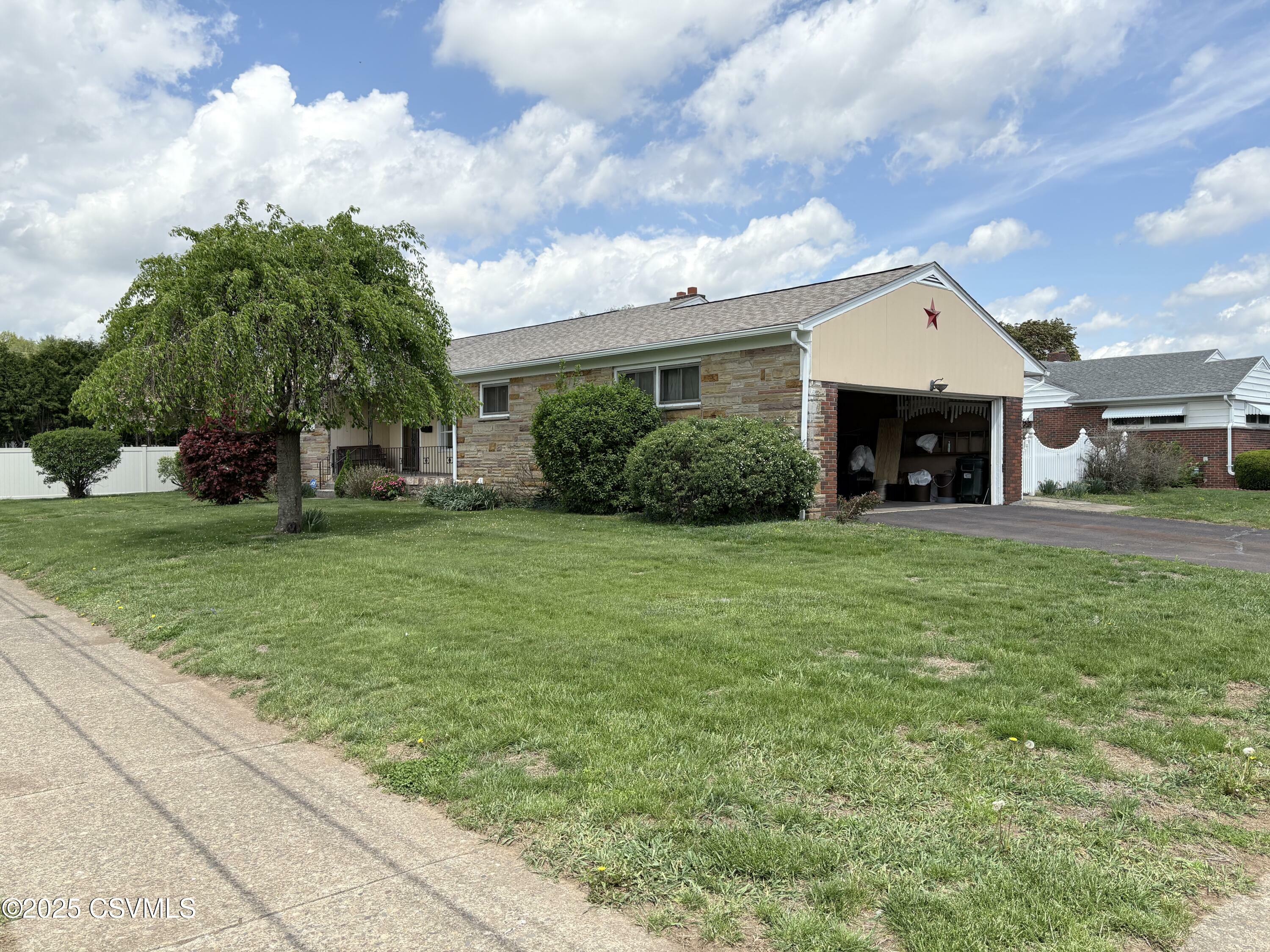 Property Photo: 1400 Holly Drive PA 18603