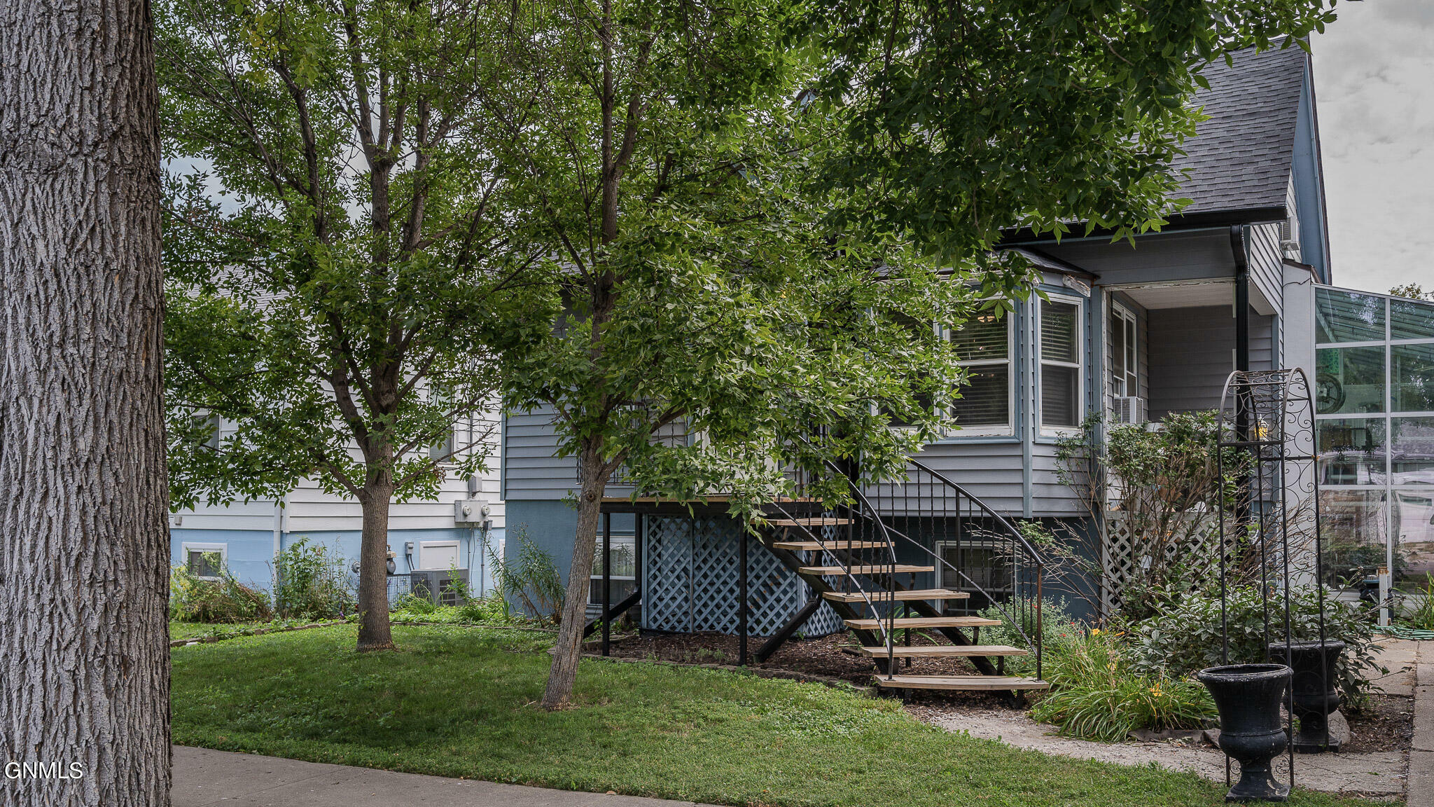 Property Photo: 925 N 13th Street ND 58501