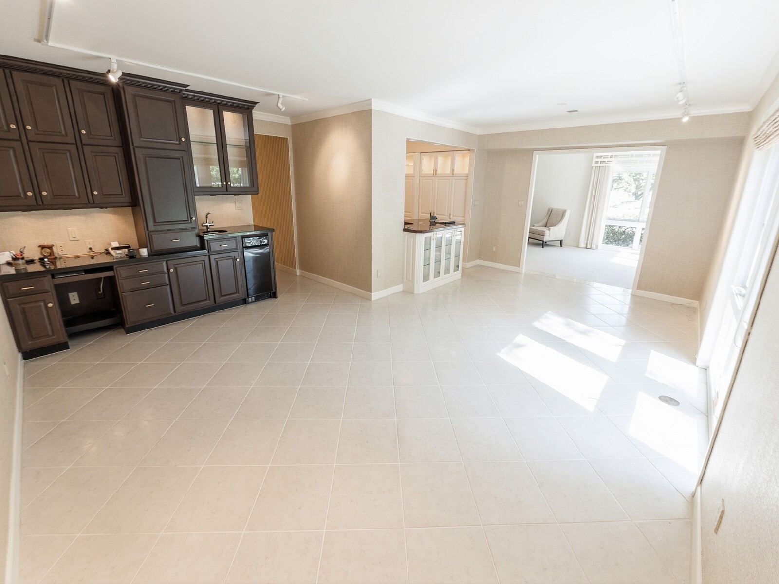 Property Photo: 4004 Grand Avenue 103 IA 50312