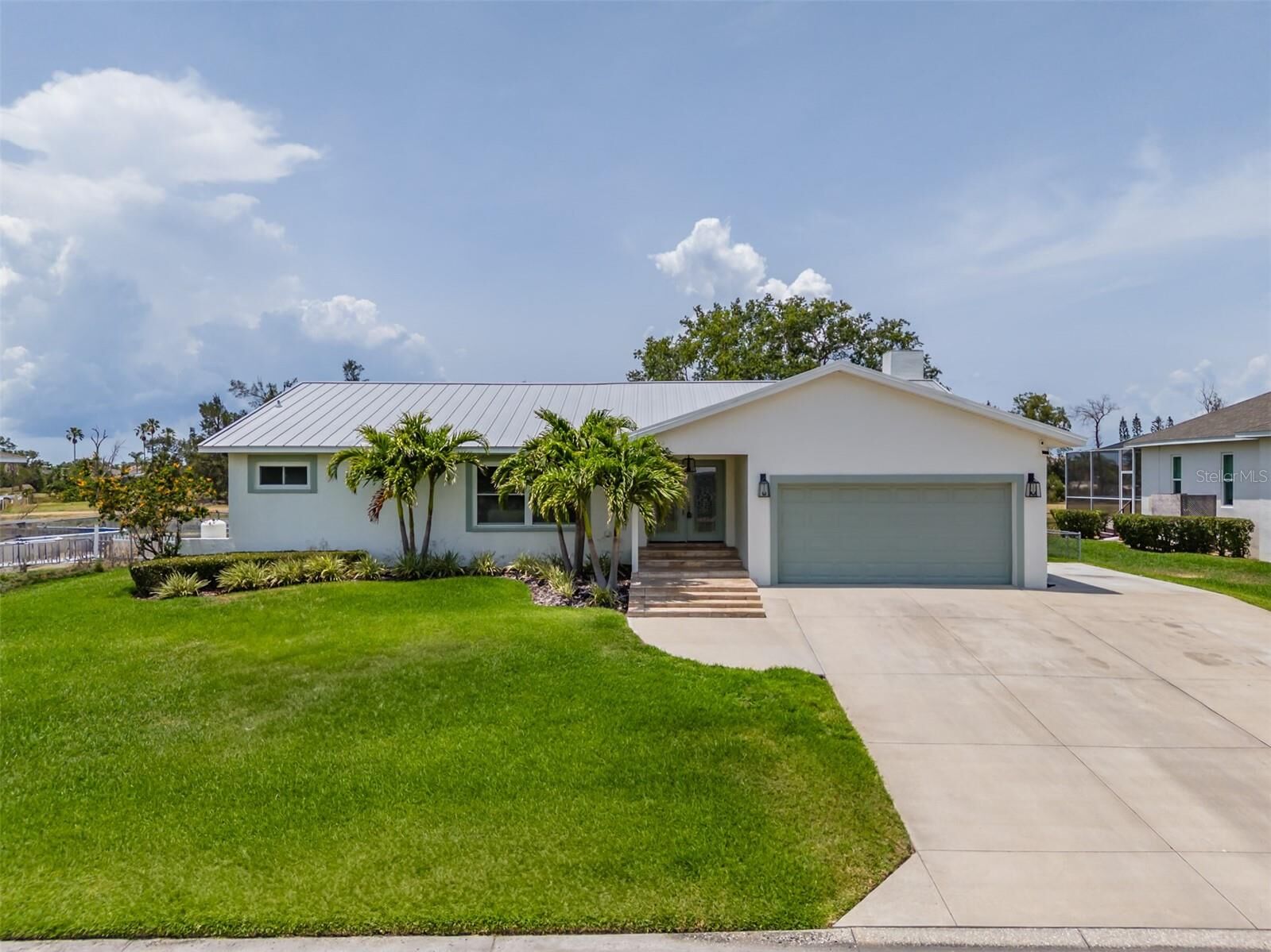 Property Photo:  817 Eagle Lane  FL 33572 