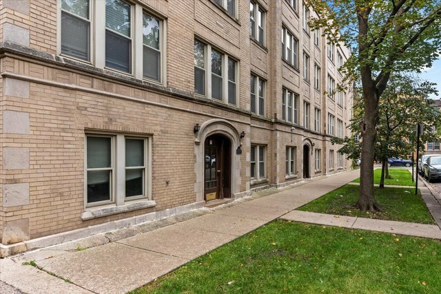 Property Photo: 3257 W Olive Avenue 1E IL 60659