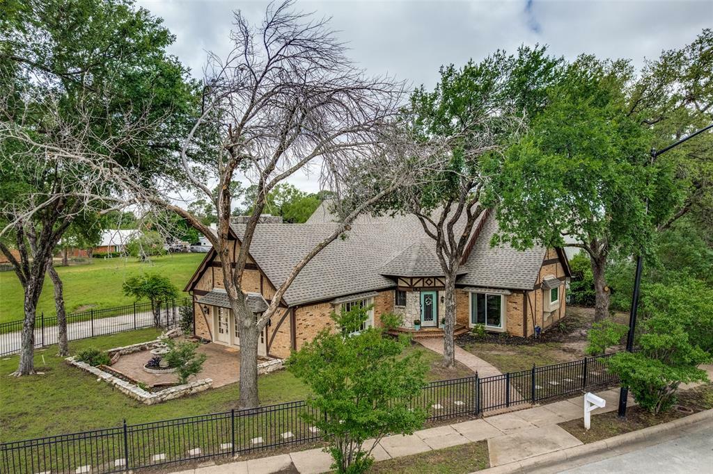 Property Photo: 936 Country Club Lane TX 76112