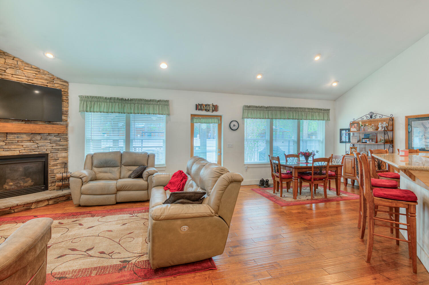 Property Photo: 55819 Osprey Road OR 97707
