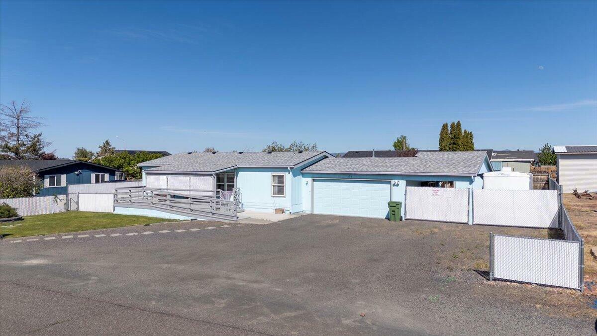Property Photo: 516 E Viewpoint Drive OR 97734