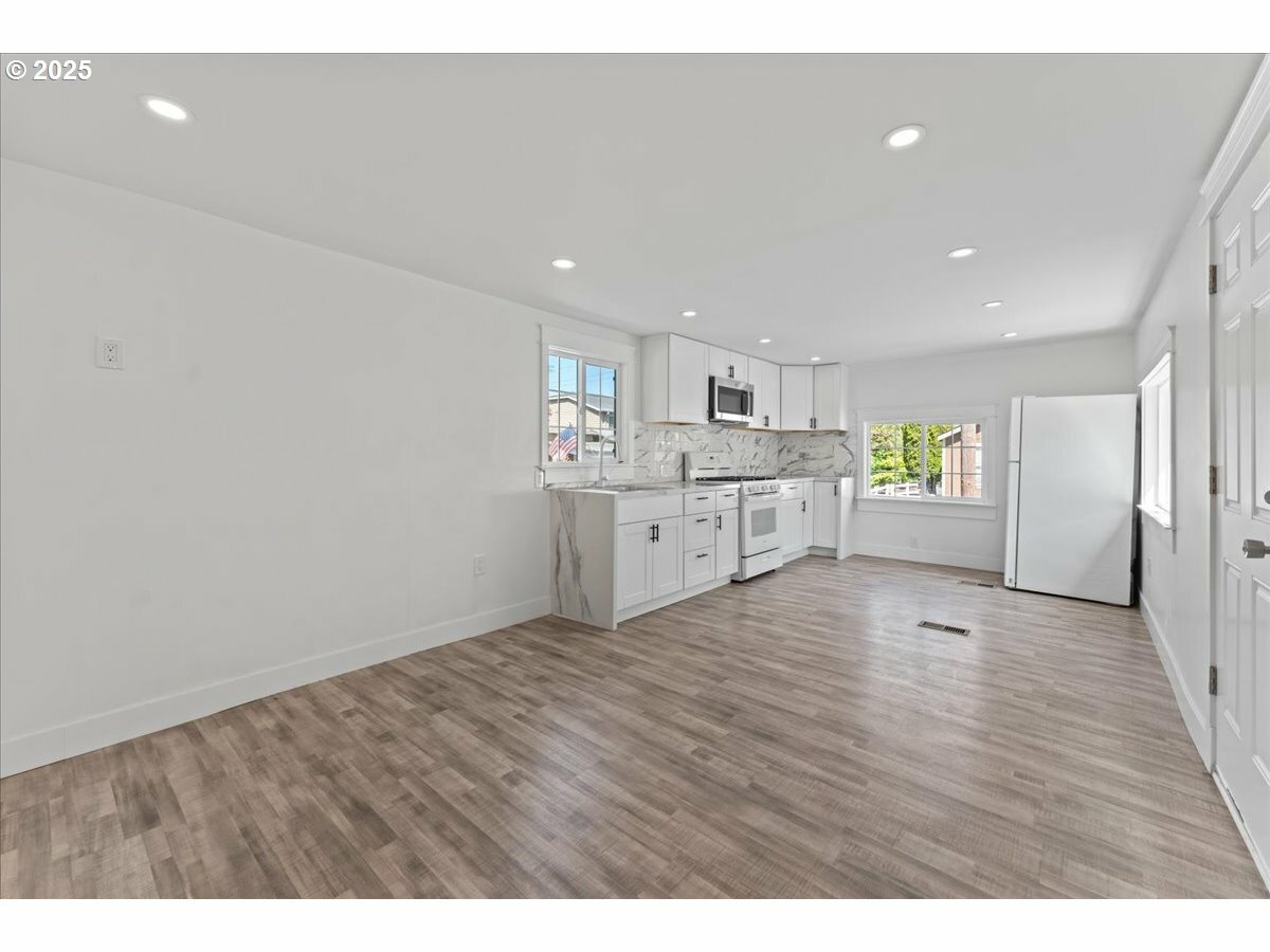 Property Photo: 7120 NE Lombard St 25 OR 97218