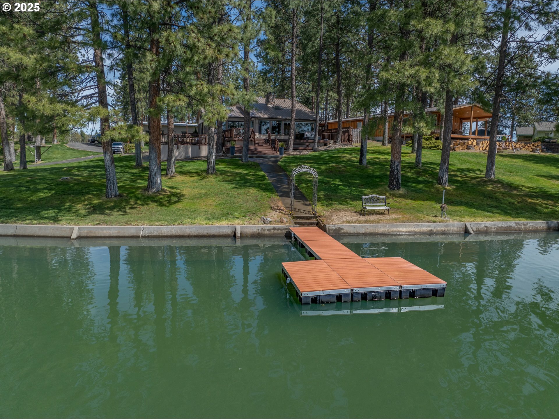 Property Photo: 112 N Sentosa Lake Rd OR 97063