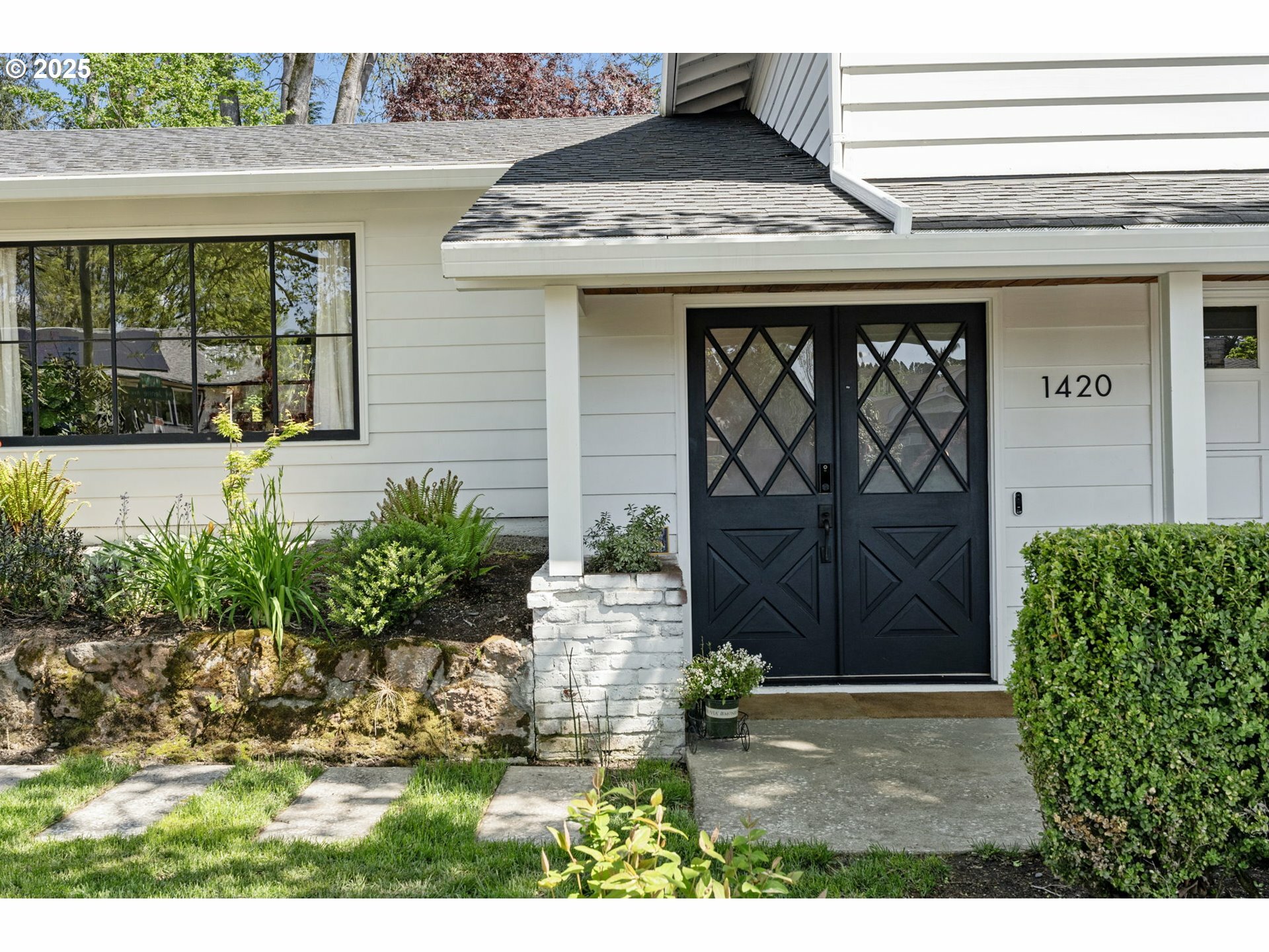 Property Photo: 1420 NW Jenne Ave OR 97229
