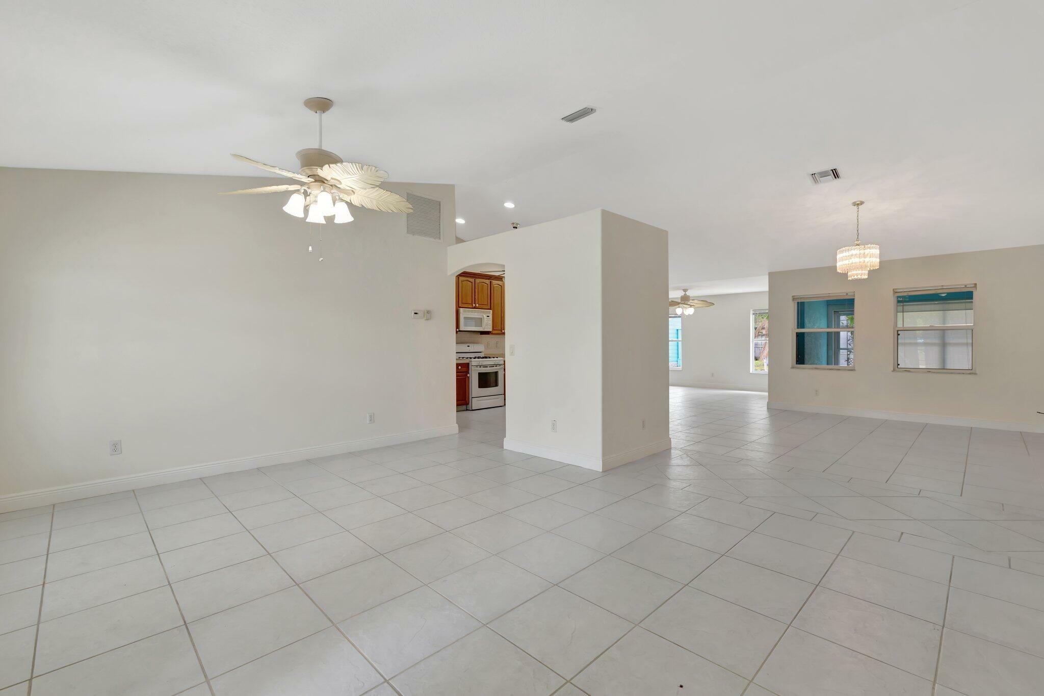 Property Photo: 189 SE Floresta Drive FL 34983