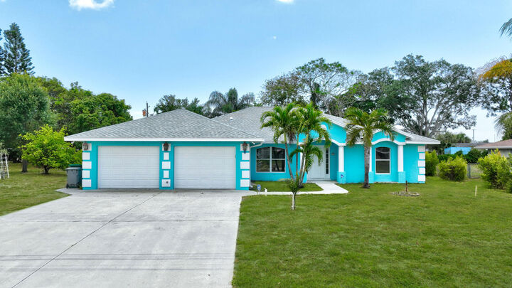 Property Photo:  189 SE Floresta Drive  FL 34983 