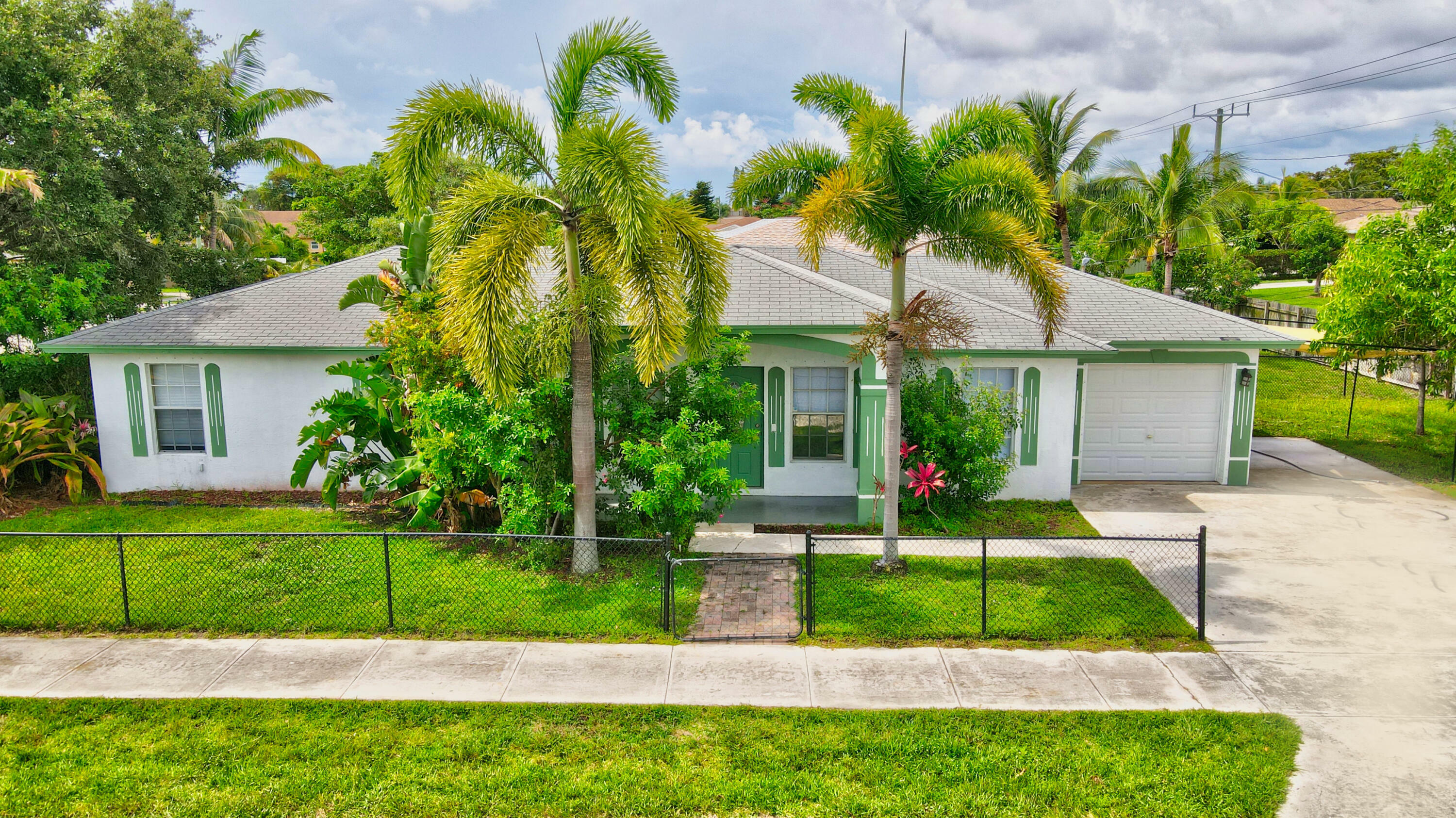 Property Photo: 102 SW 13th Avenue FL 33444