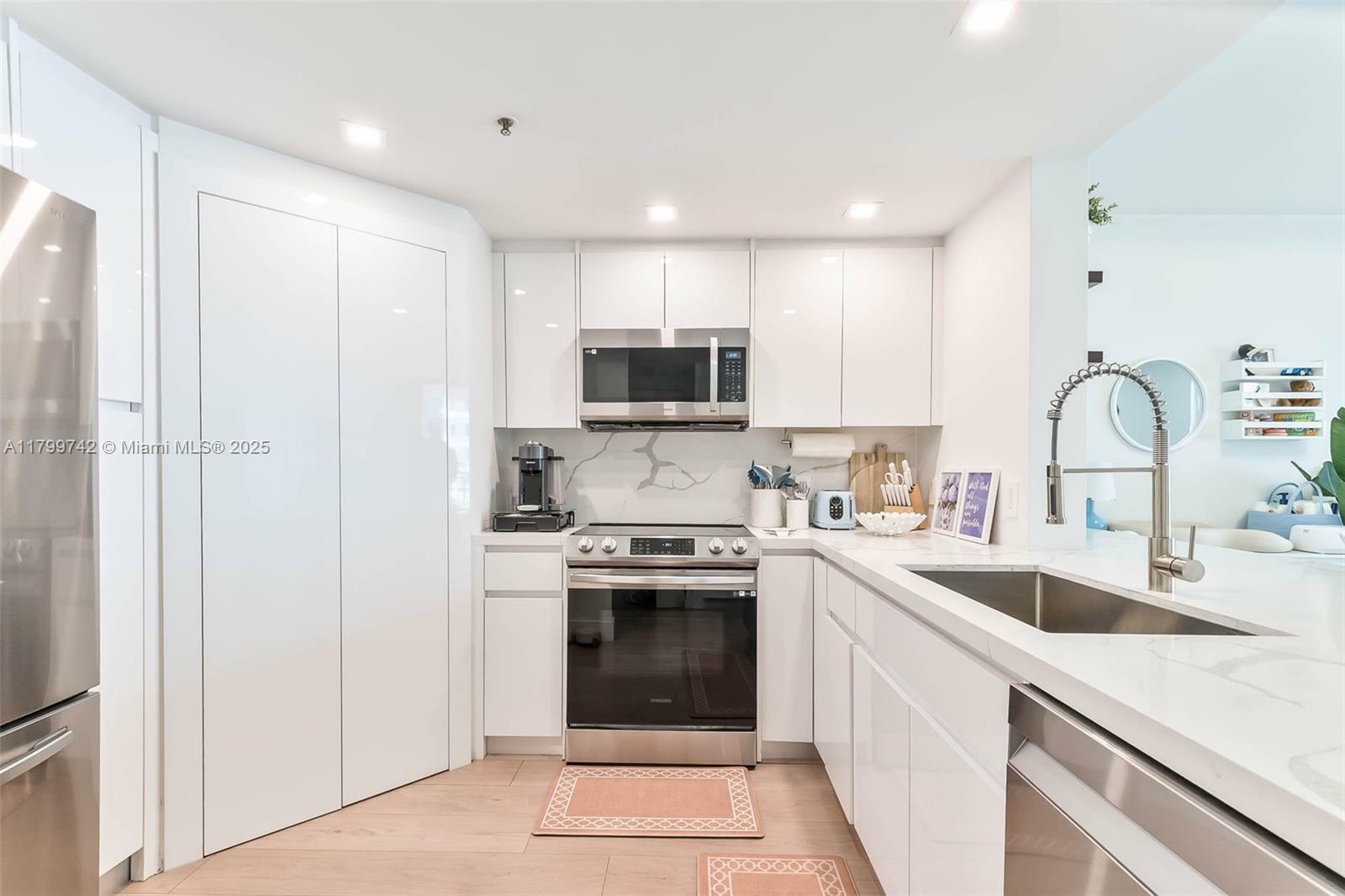 Property Photo: 701 Brickell Key Blvd 808 FL 33131