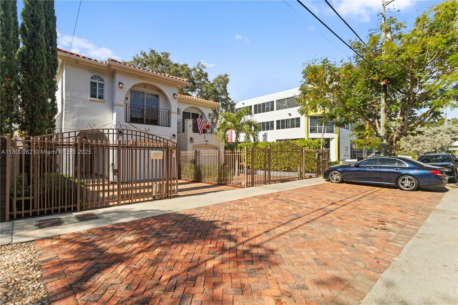 Property Photo: 2924 Bridgeport Ave FL 33133