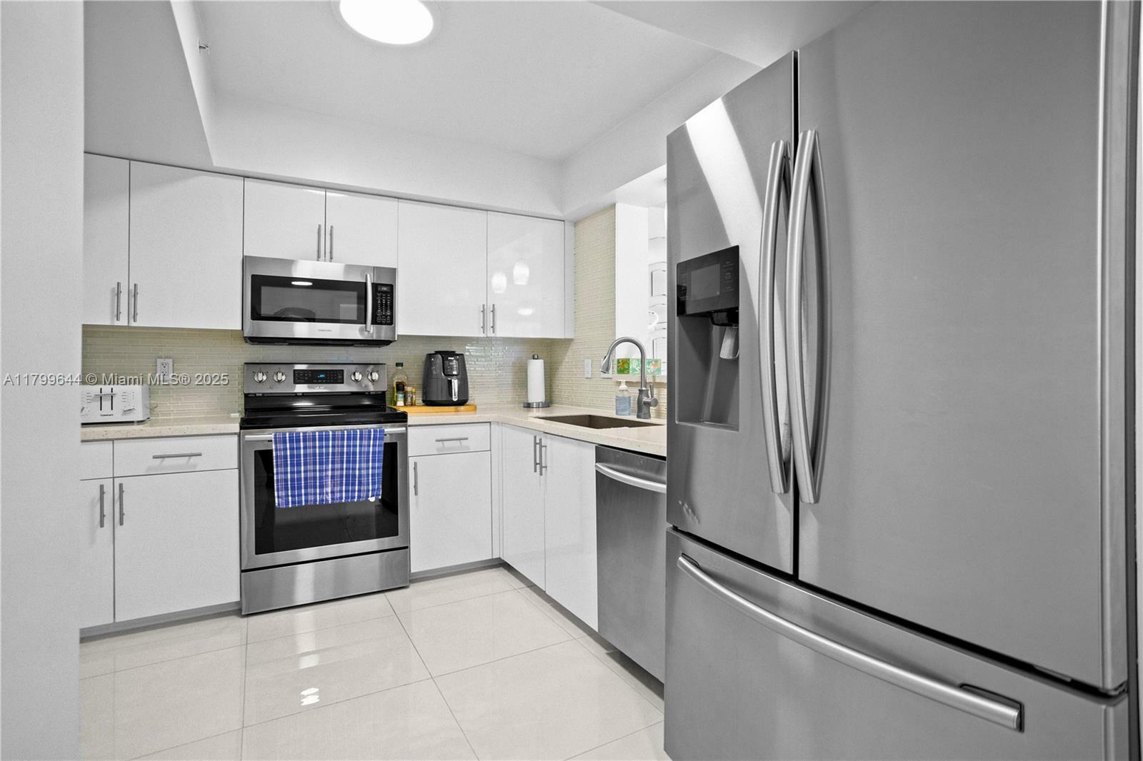 Property Photo: 529 E Sheridan St 307 FL 33004