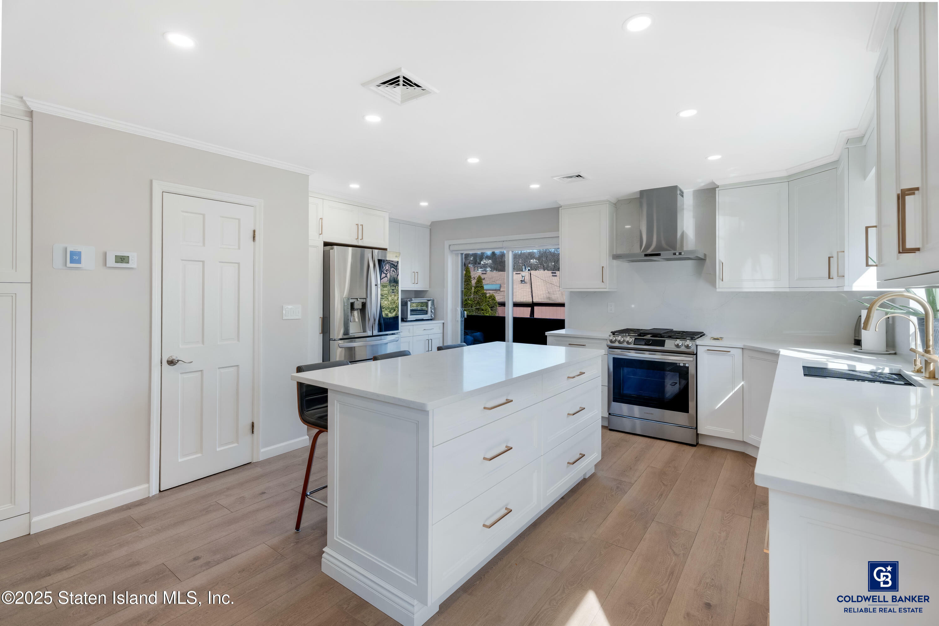 Property Photo: 995 W Fingerboard Road NY 10304