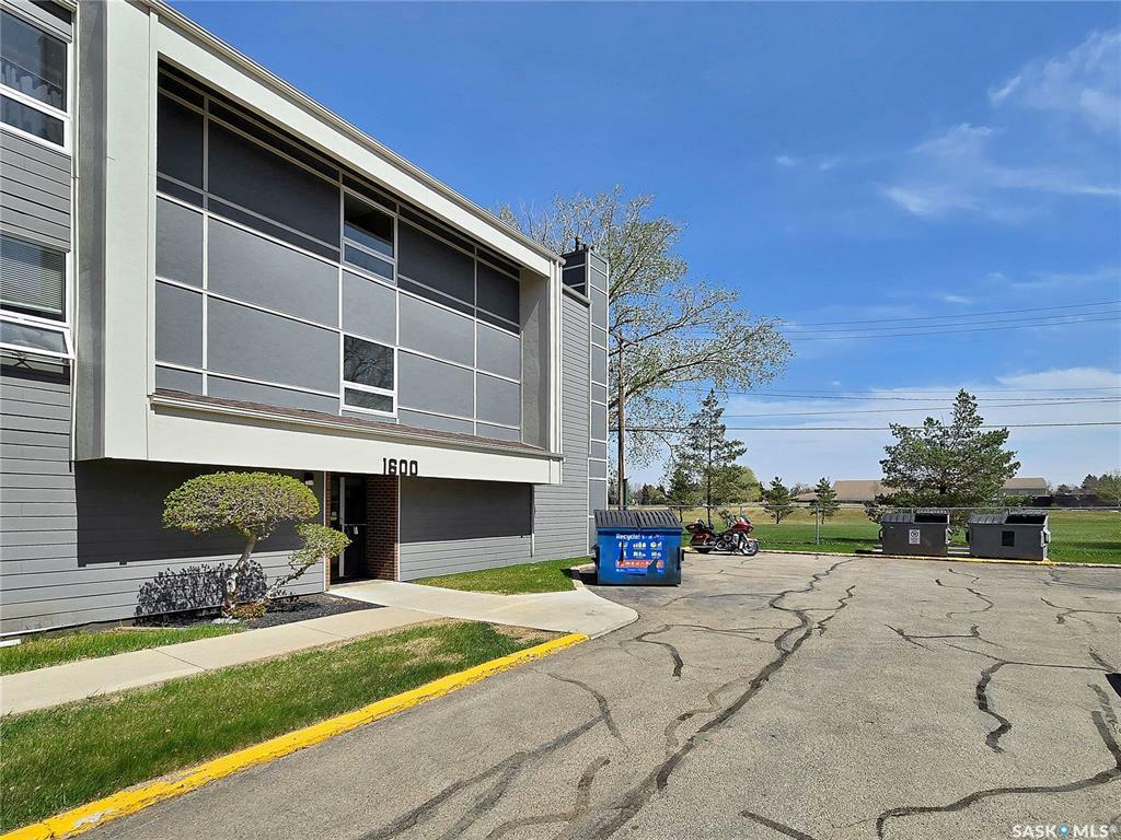 Property Photo: 425 115th Street E 1615 SK S7N 2E5