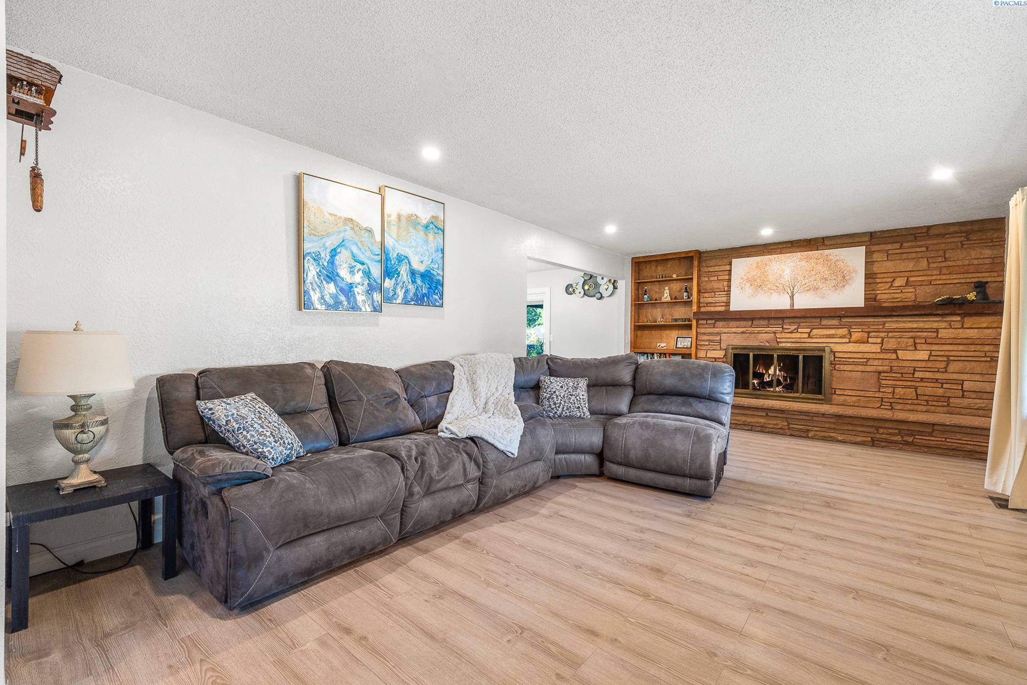 Property Photo: 1112 McMurray St WA 99354