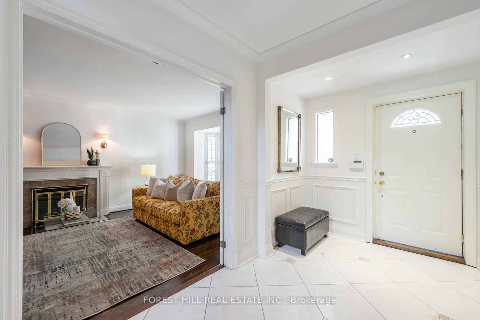 Property Photo: 618 Vesta Drive ON M5N 1H9