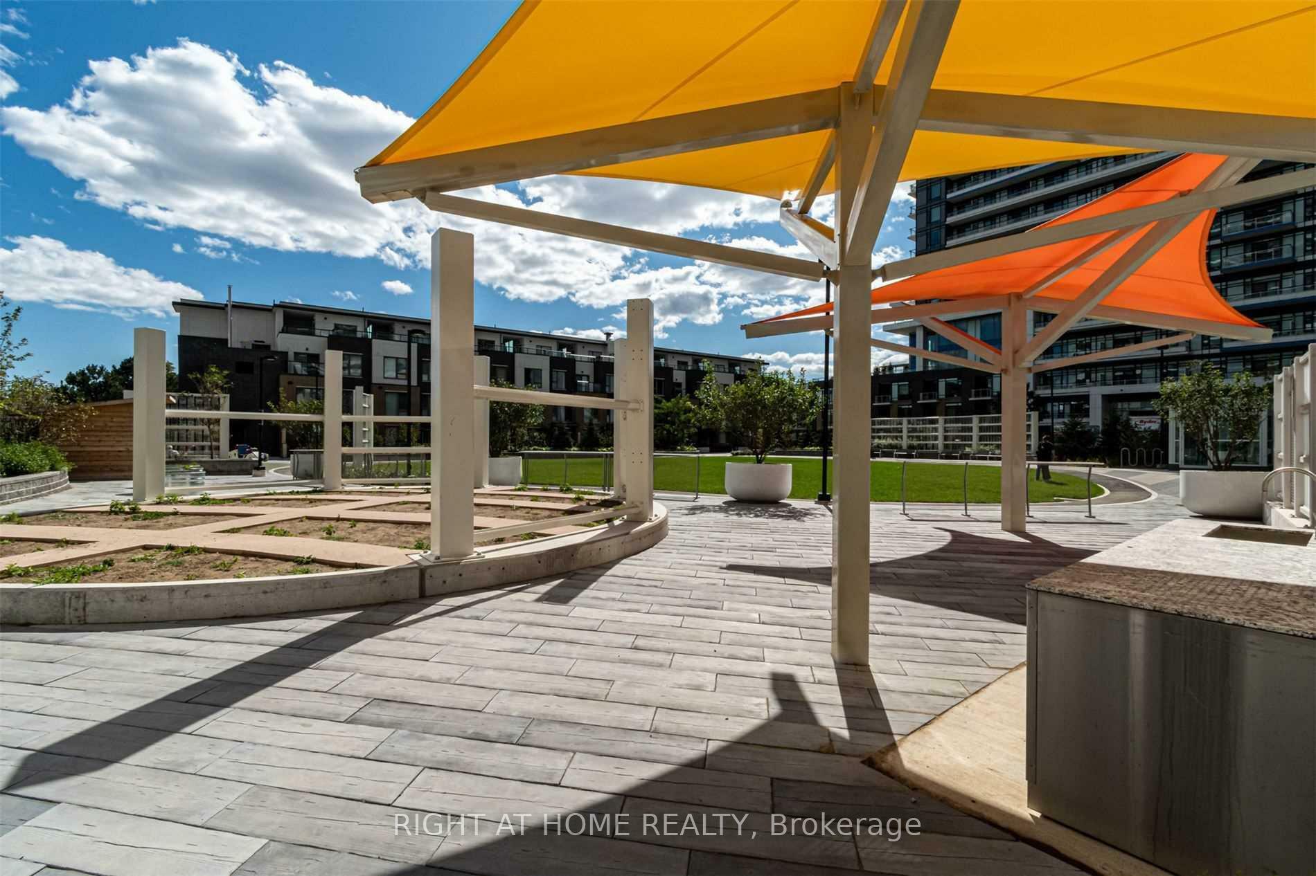 Property Photo: 2520 Eglinton Avenue W 1817 ON L5M 0Y4