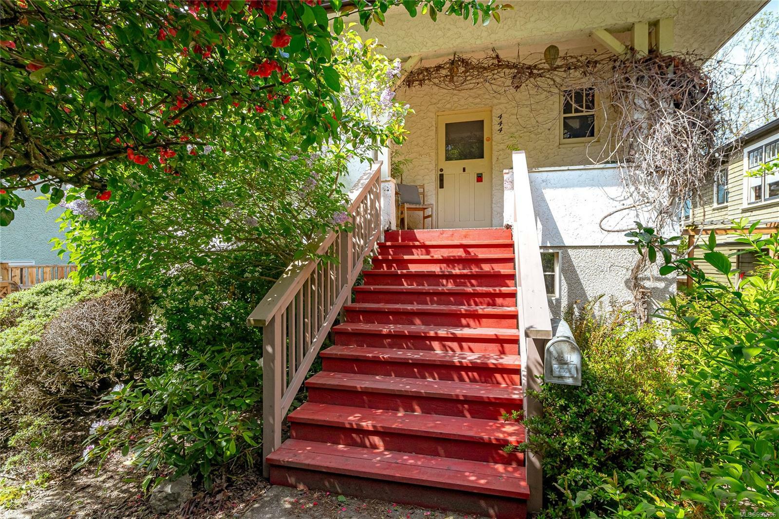Property Photo: 444 Kipling St BC V8S 3J8