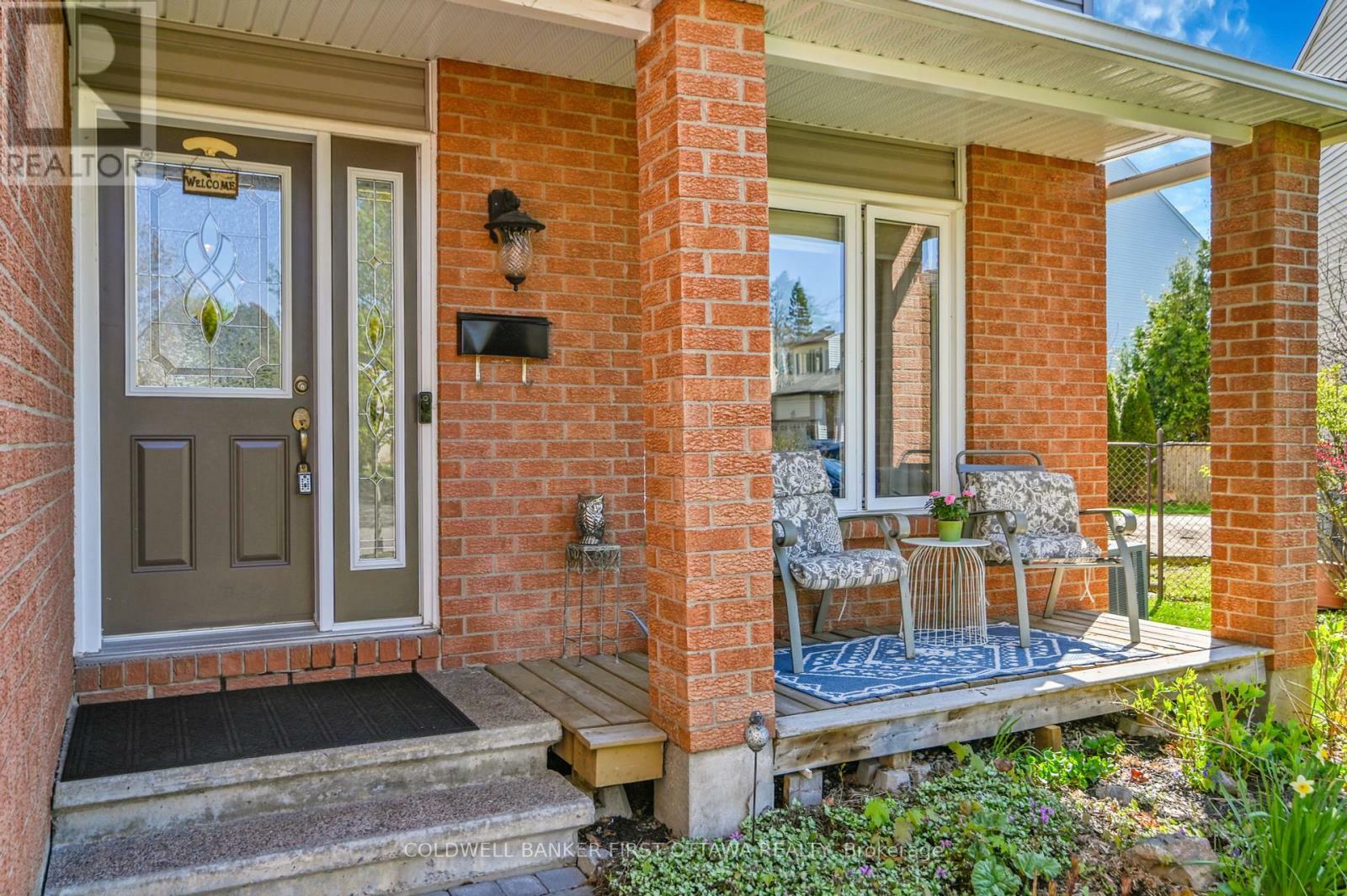 Photo de la propriété: 21 Tammela Court ON K1T 2E7