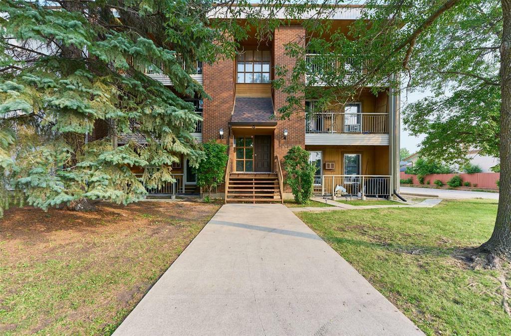 Property Photo: 932 Summerside Avenue MB R3T 3A9