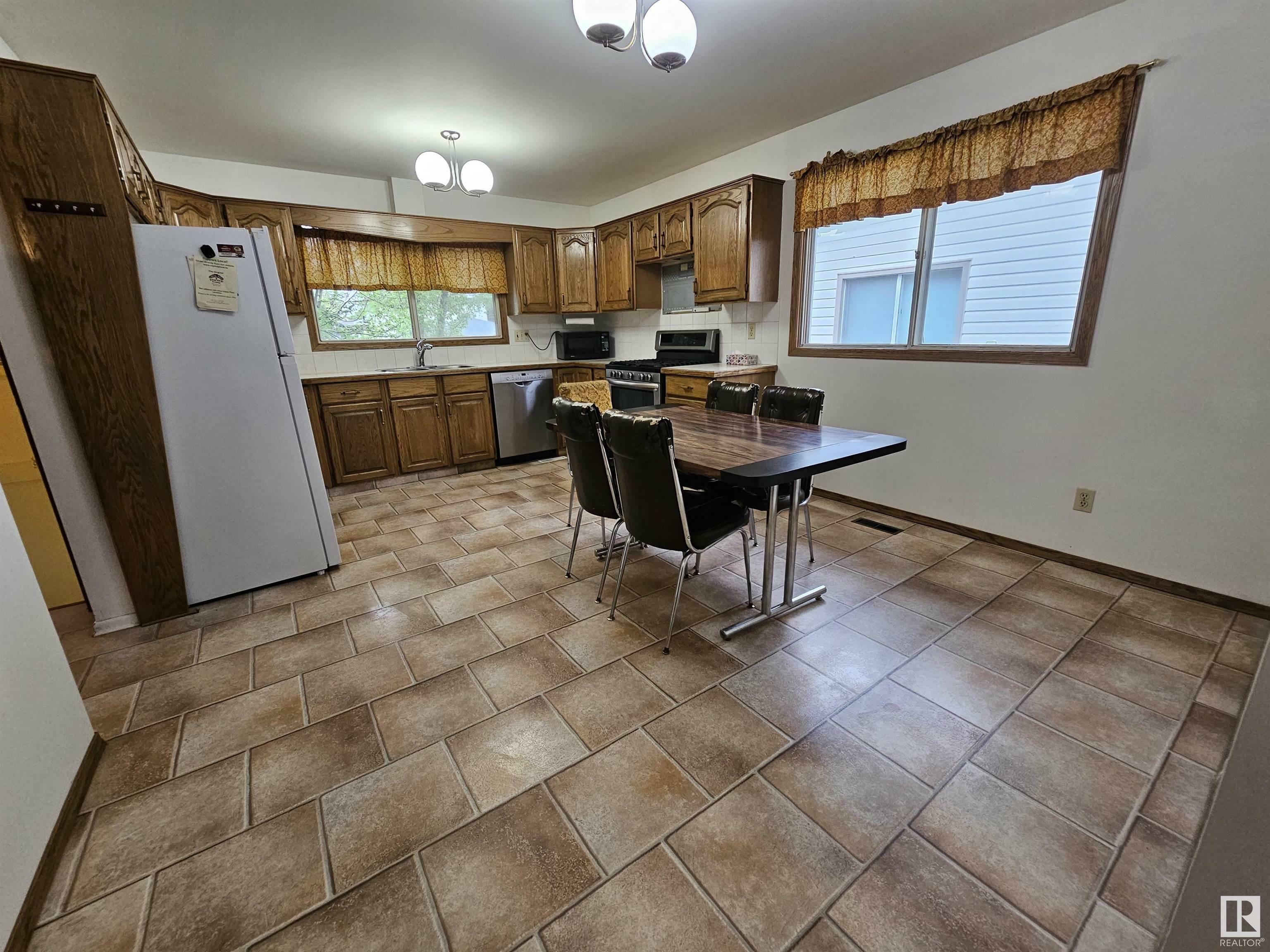 Photo de la propriété: 13807 74 Street NW AB T5C 0X8