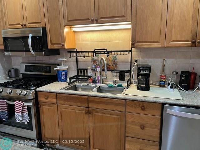 Property Photo: 2411 Adams St FL 33020
