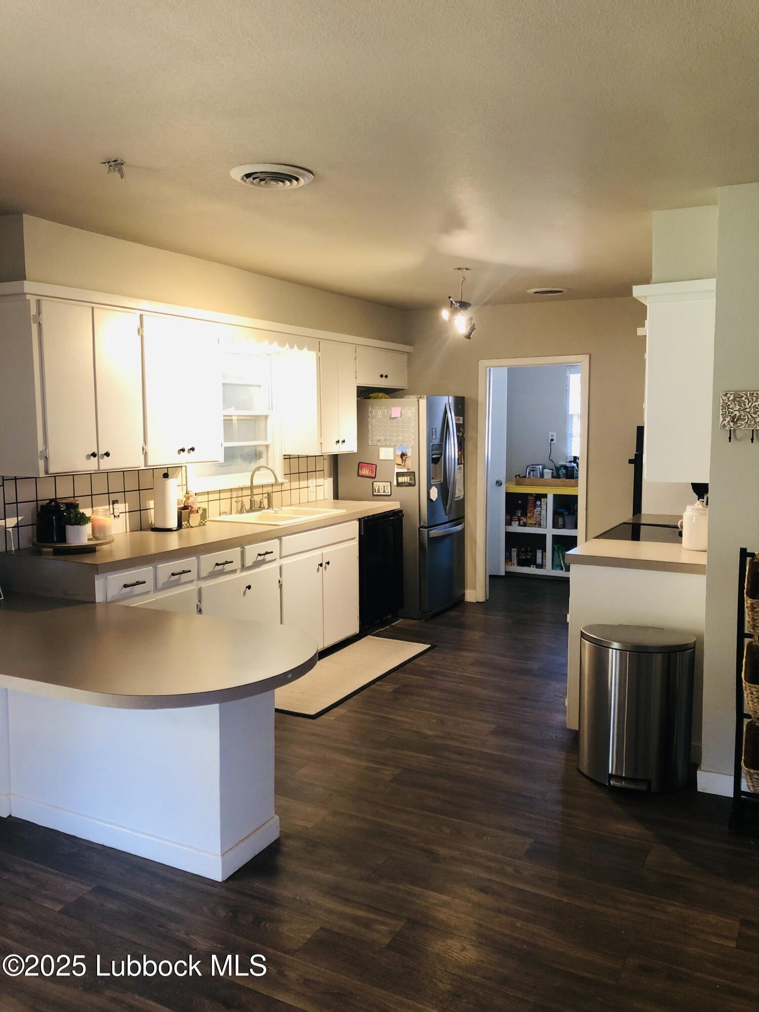 Property Photo:  704 E Hayes Avenue  TX 79346 