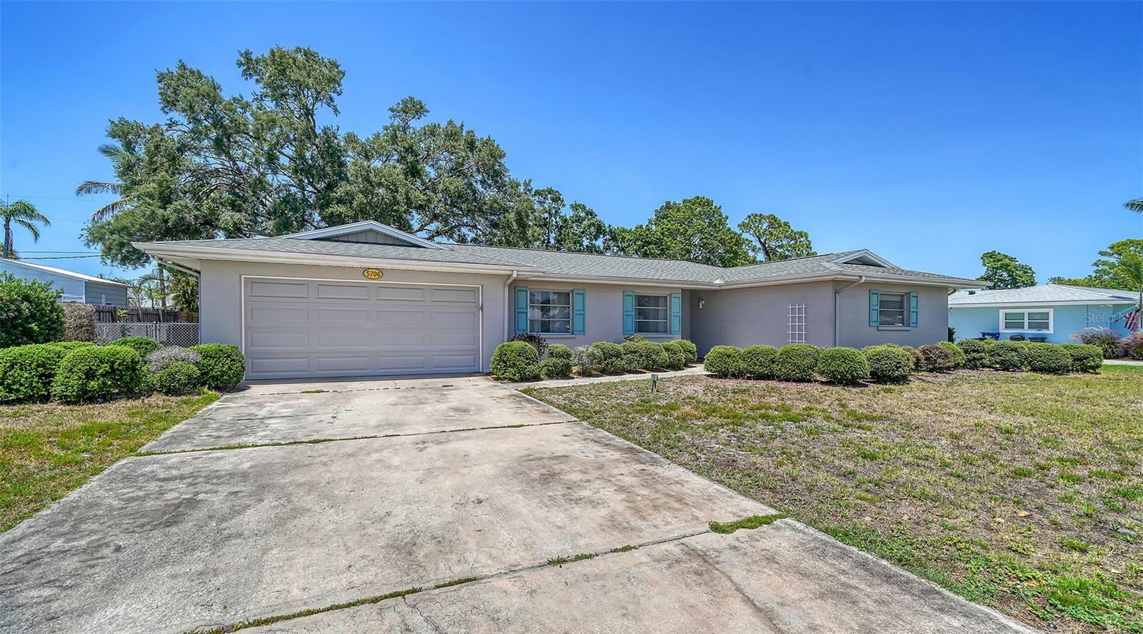 Property Photo: 5706 10th Avenue Dr W FL 34209