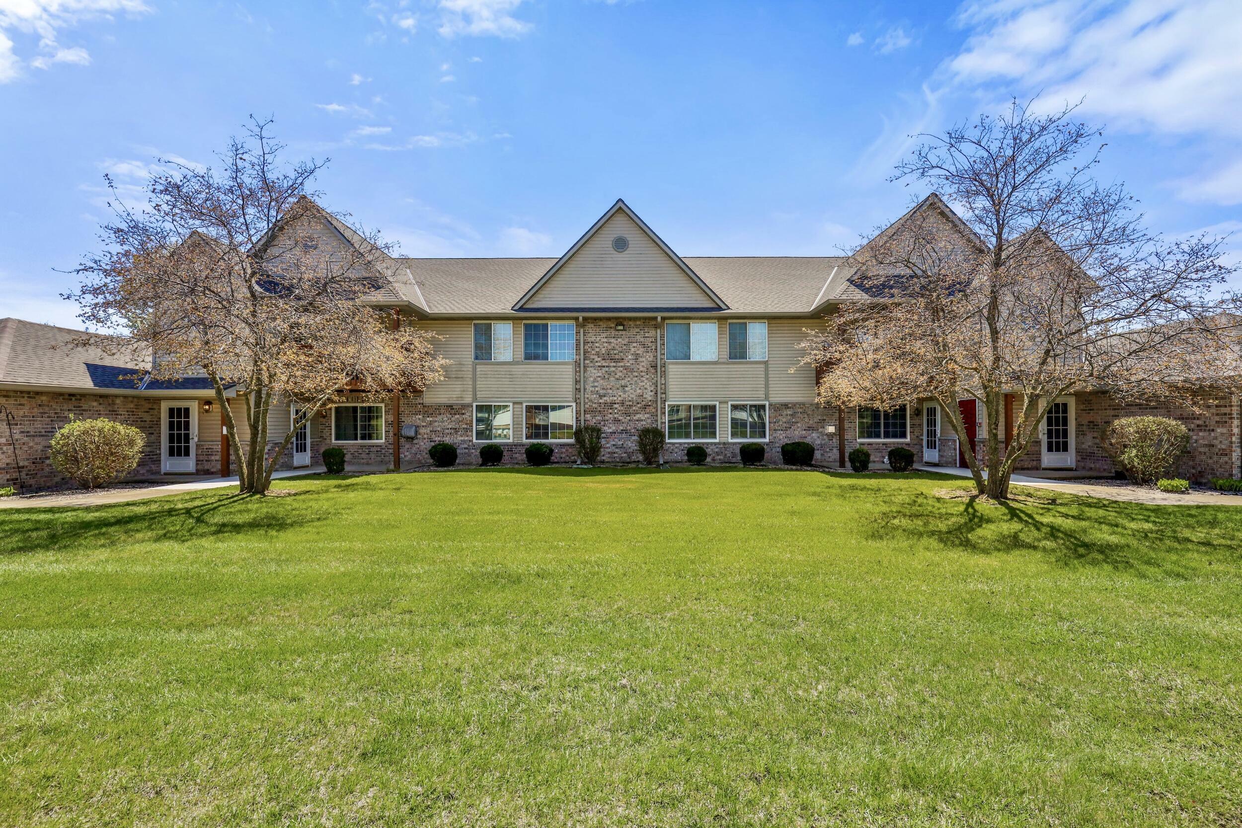 Property Photo: 211 W Oak Leaf St 3 WI 53154