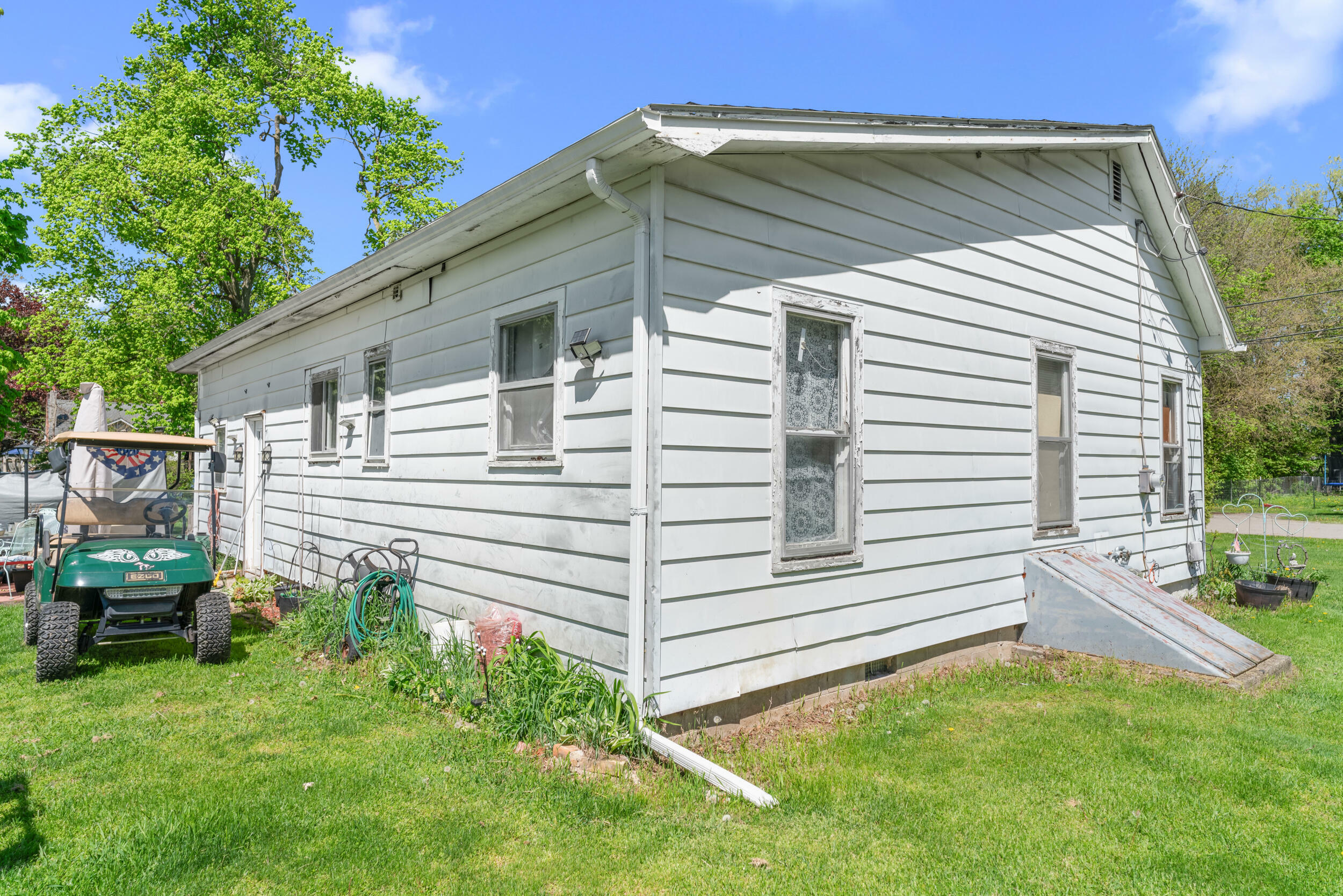 Property Photo: 117 Hanover Court MI 49241