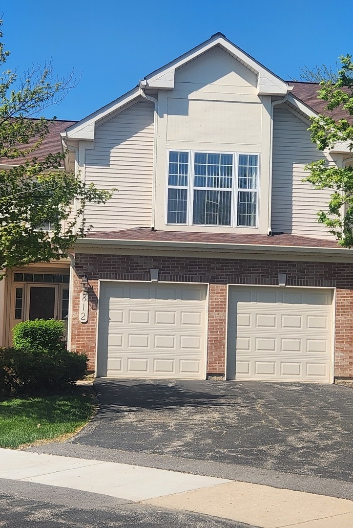 Property Photo:  812 Stonewall Court  IL 60173 