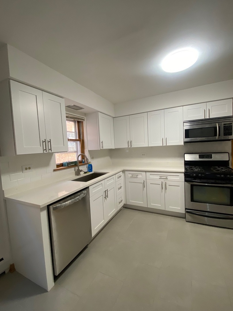 Property Photo: 5230 N Delphia Avenue 2W IL 60656