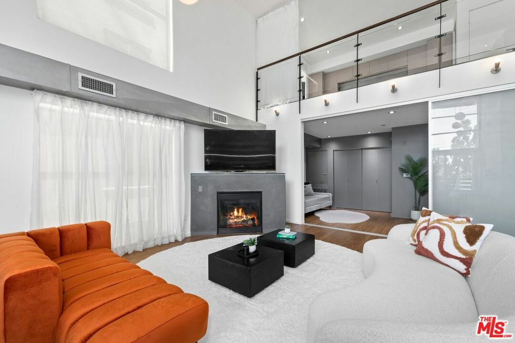 Property Photo: 7062 Hawthorn Avenue 203 CA 90028