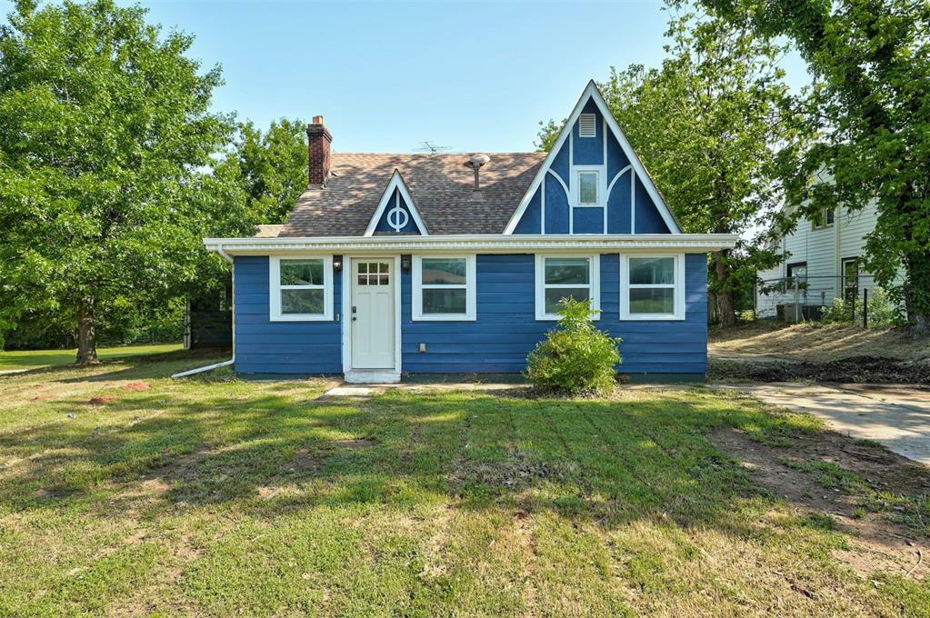 Property Photo: 1706 E Oklahoma Avenue OK 73044-3736