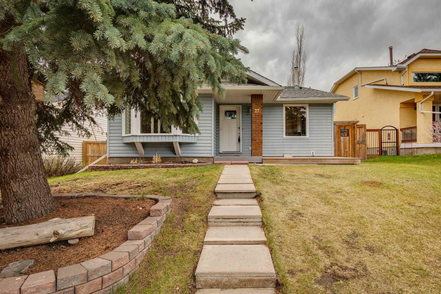 Property Photo:  27 Woodglen Way SW  AB T2W 4W8 