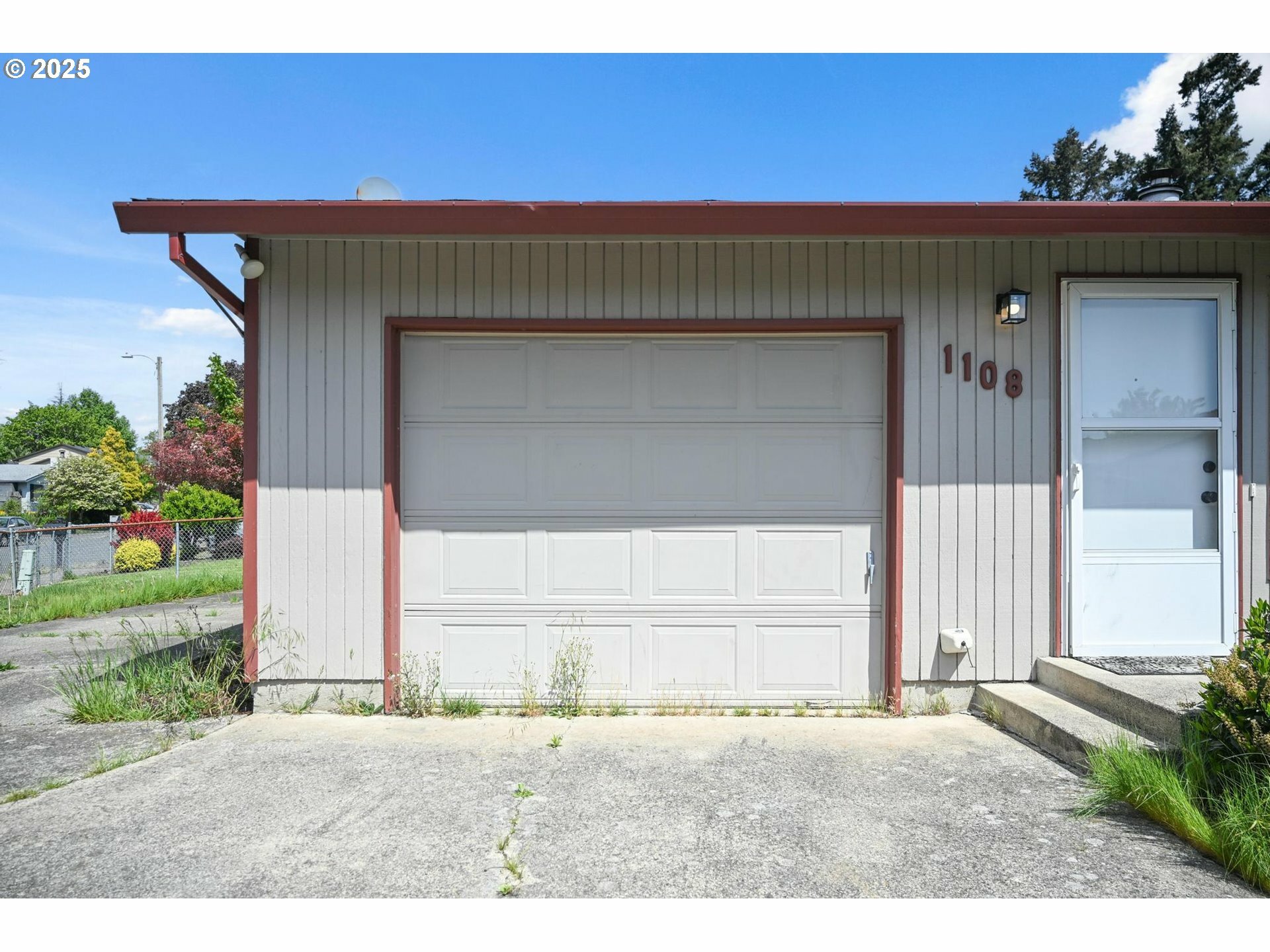 Property Photo: 1108 SE 149th Pl OR 97233