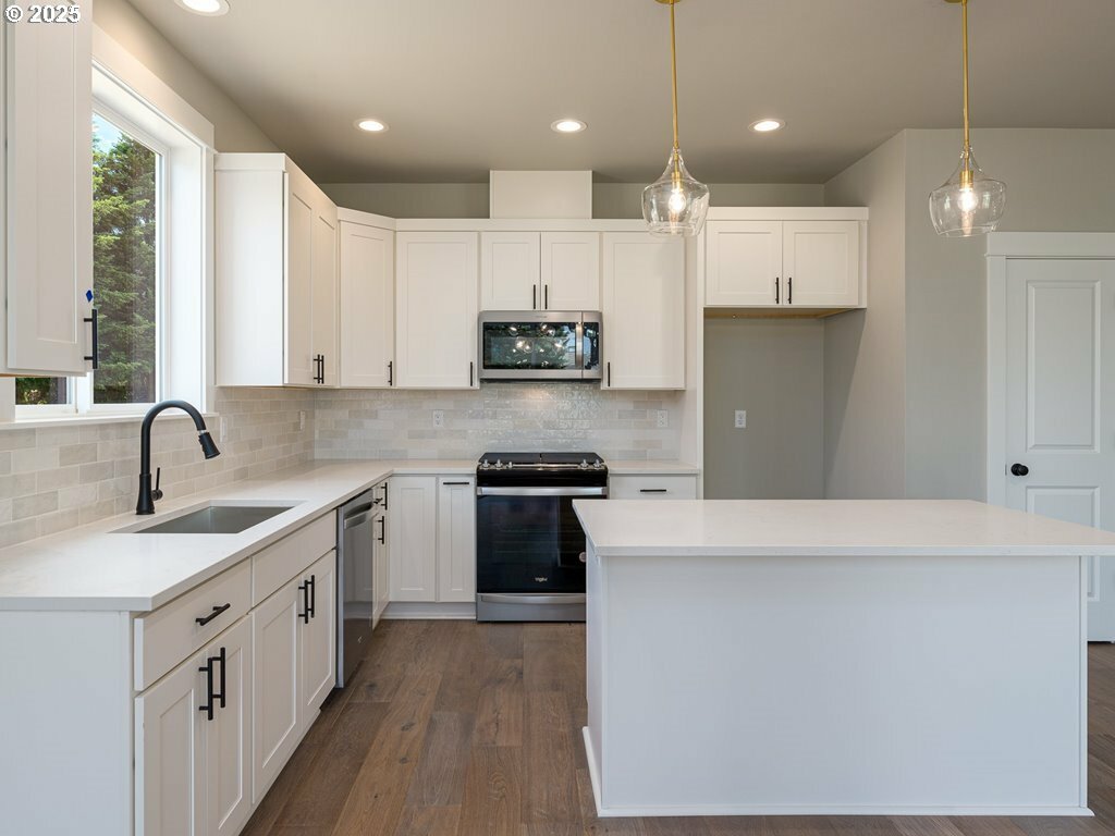 Property Photo: 2271 SW Phyllis Pl OR 97080