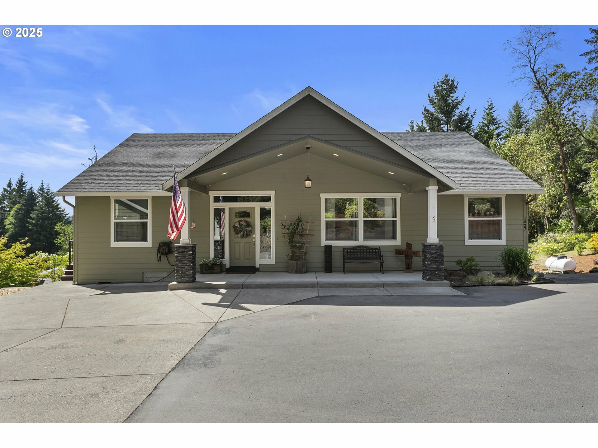 Property Photo: 1627 S Cloverdale Rd WA 98625