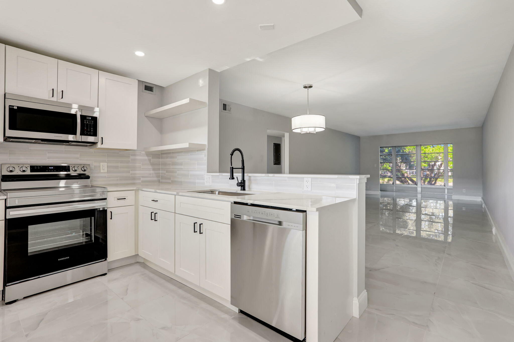 Property Photo: 2202 Lucaya Bend G2 FL 33066