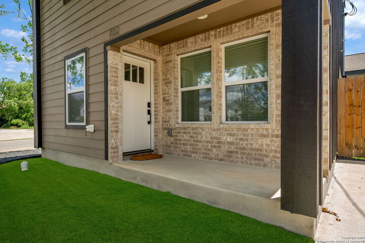 Property Photo: 1102 S Gevers St TX 78210