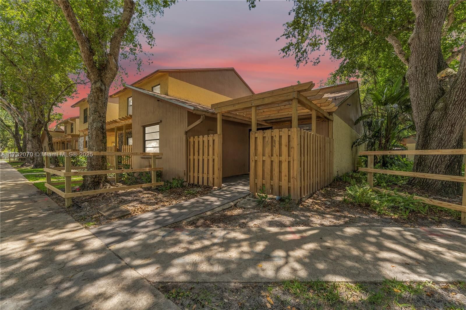 Property Photo:  1182 N University Dr  FL 33322 