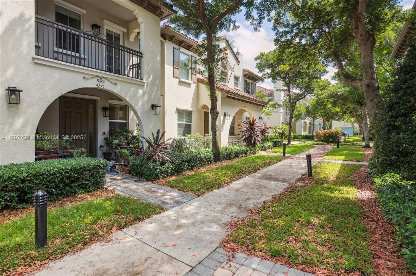 Property Photo: 4346 Cascada Cir FL 33024
