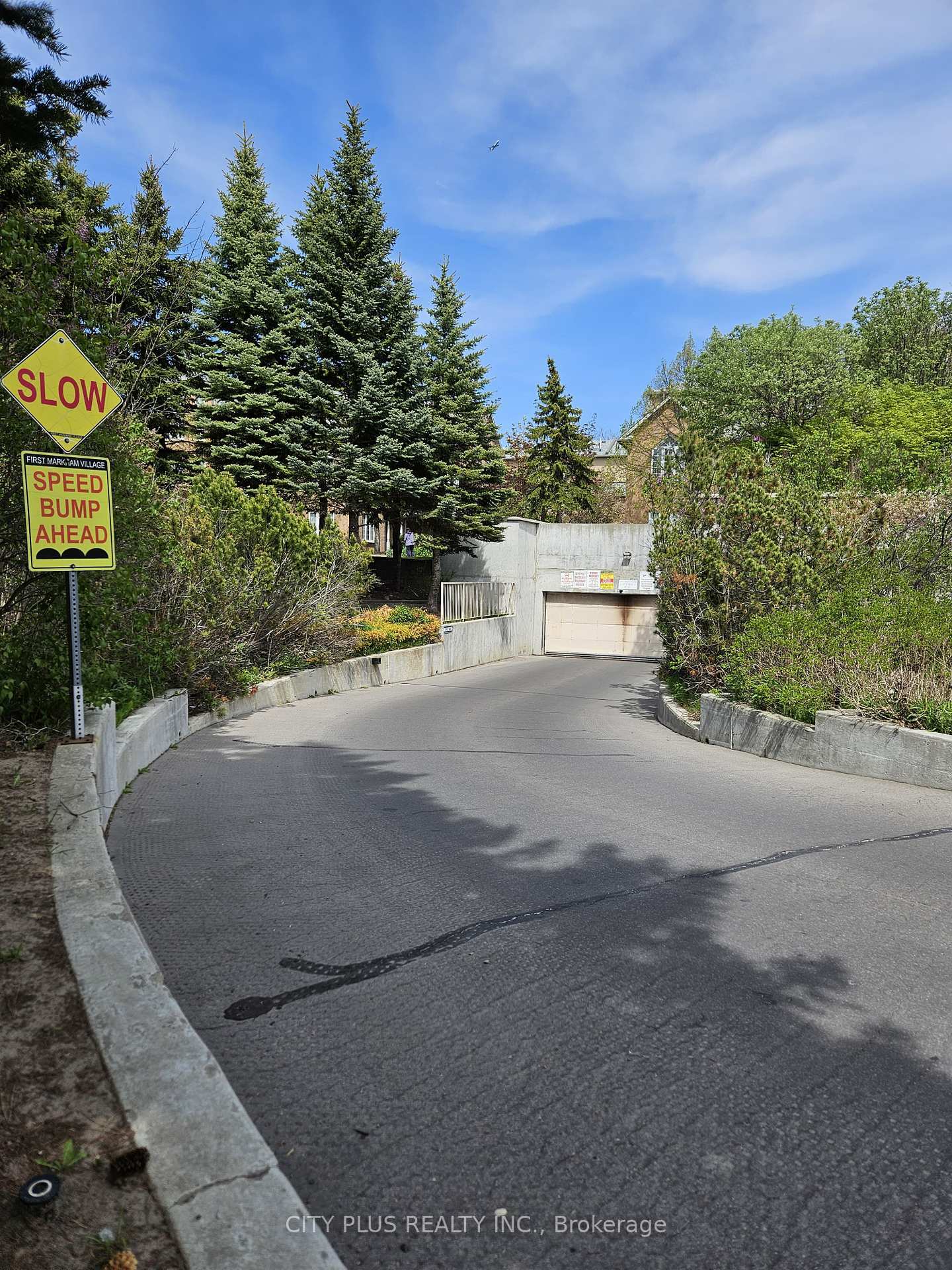 Photo de la propriété: 14 St Moritz Way Parking Level A, 20 ON L3R 4G1