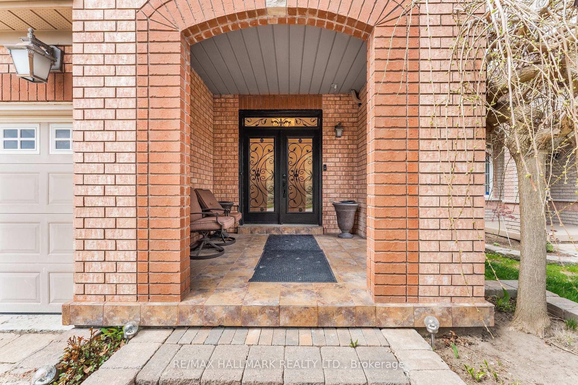 Property Photo: 178 Stonemanor Avenue ON L1R 2Z1
