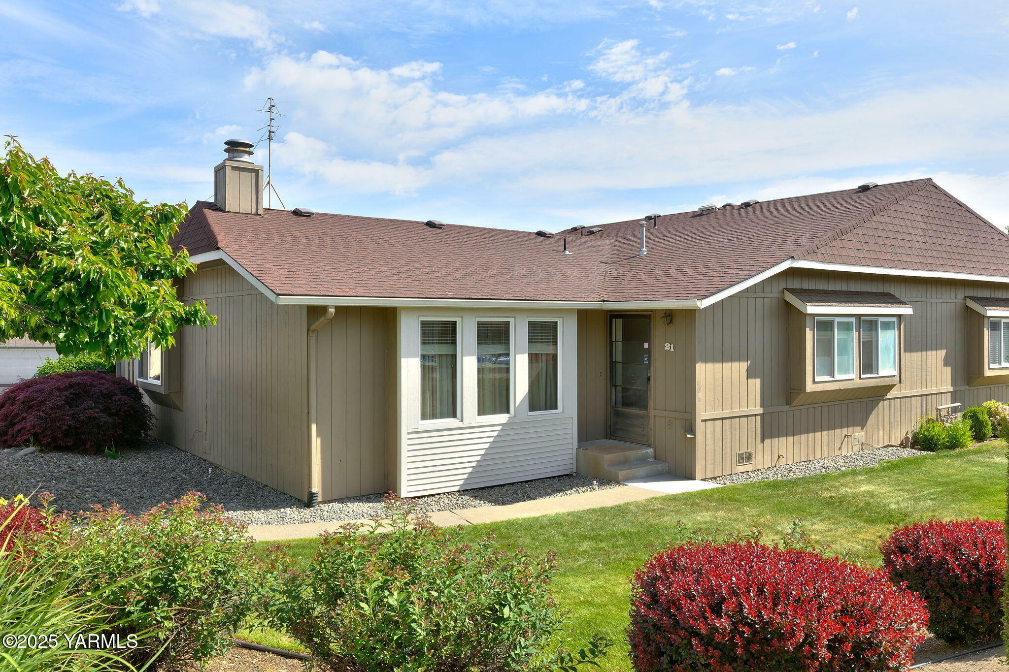 Property Photo:  3012 Redwood Way 21  WA 98902 