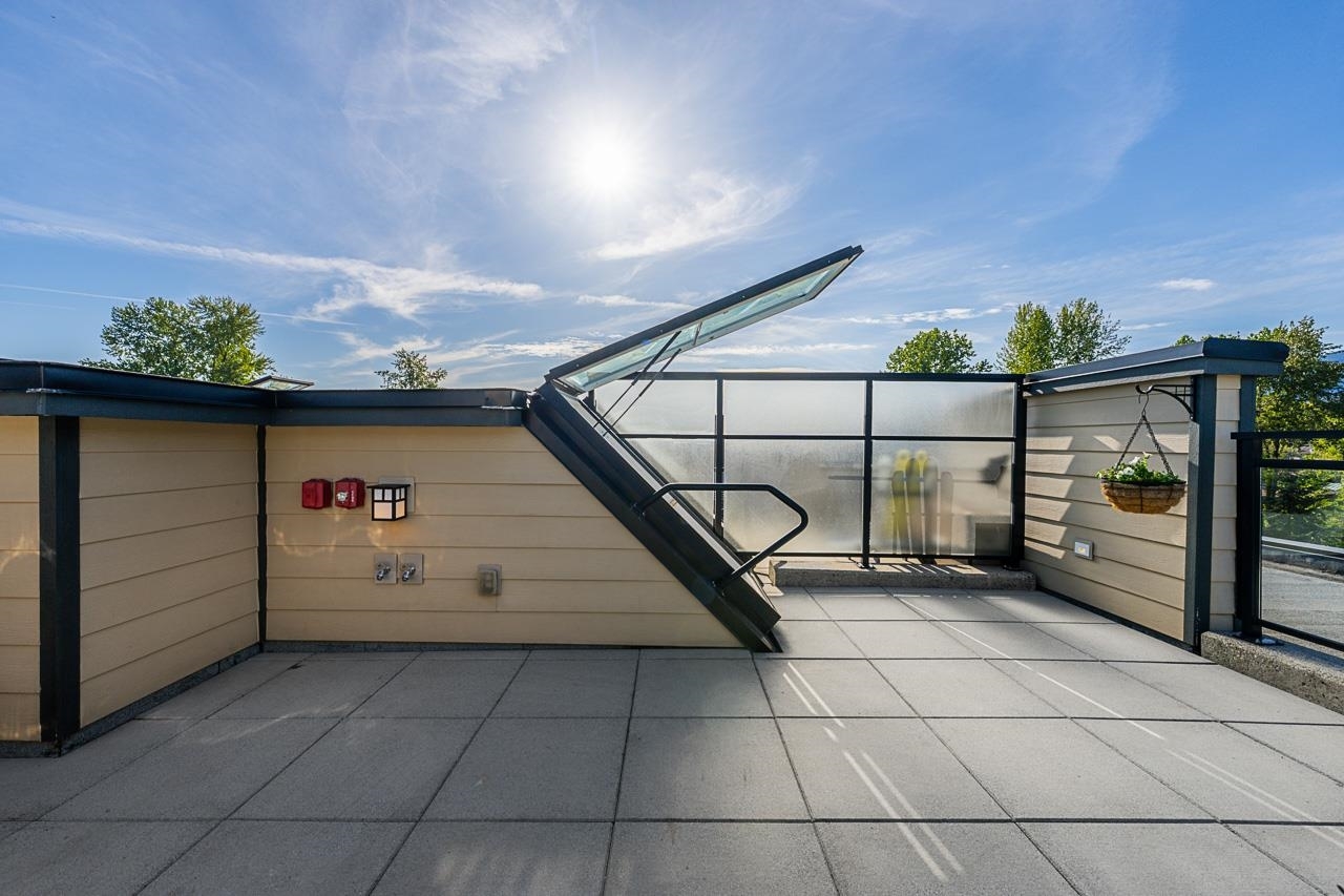 Property Photo: 733 W 14th Street 402 BC V7M 0C6